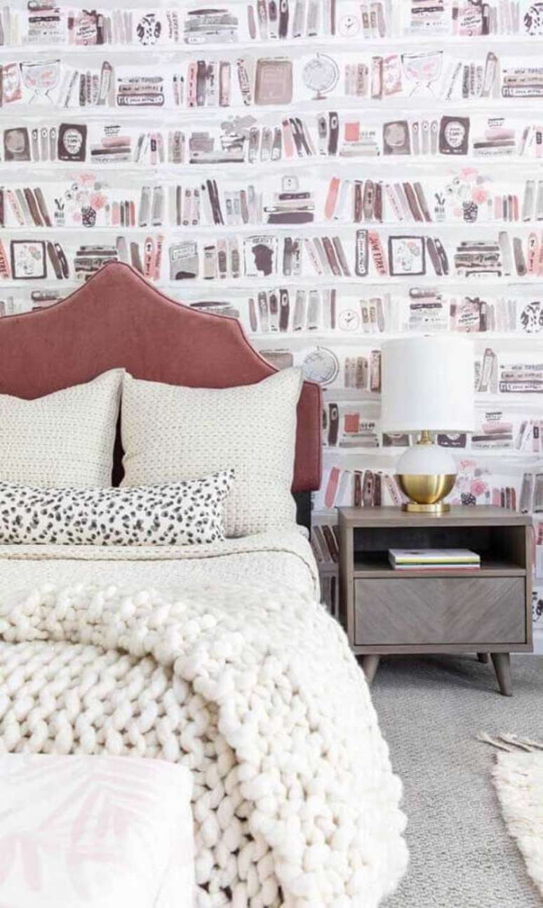 44. Abajur para quarto decorado com papel de parede de livros – Foto: Pinterest