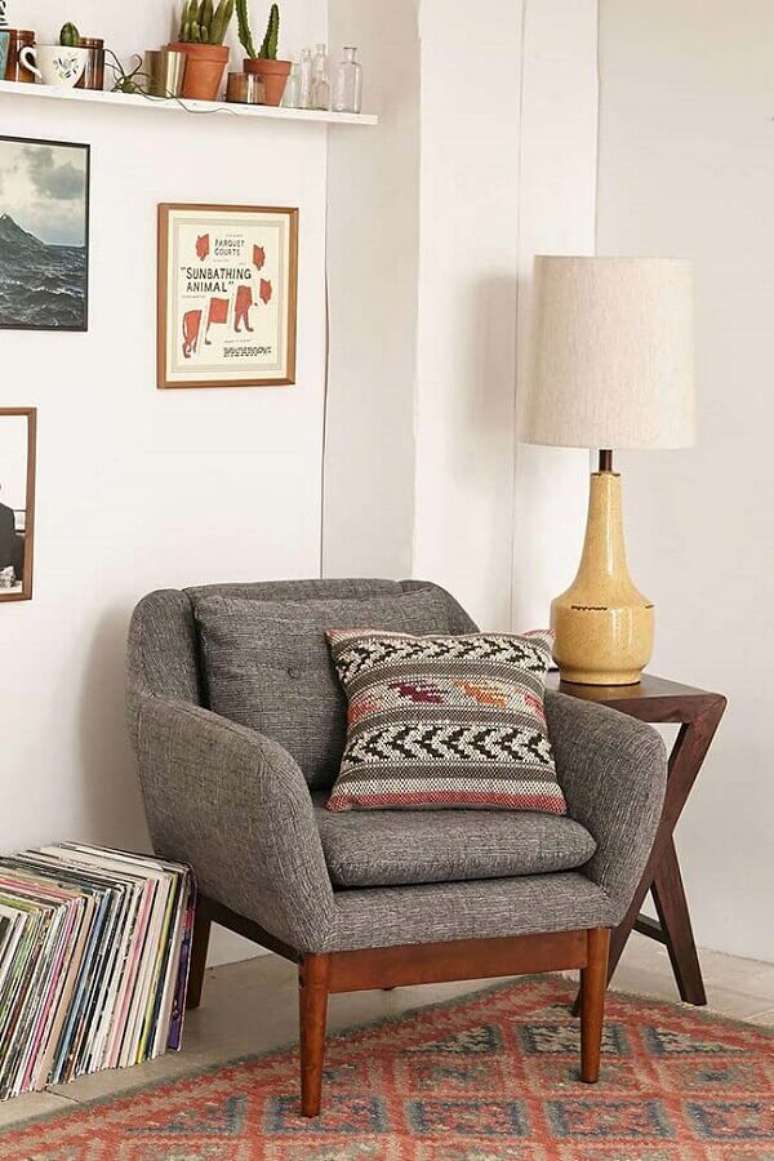 45. Abajur para sala de estar decorada com poltrona cinza – Foto: Archzine