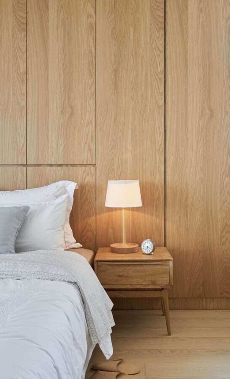 48. O abajur pequeno de madeira se harmonizou muito bem ao estilo do quarto decorado – Foto: Architecture Art Designs