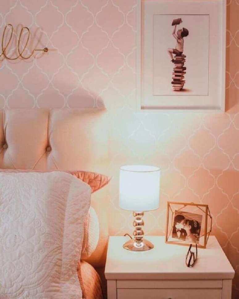 49. Abajur pequeno para decoração de quarto feminino rosa e branco – Foto: Pinterest