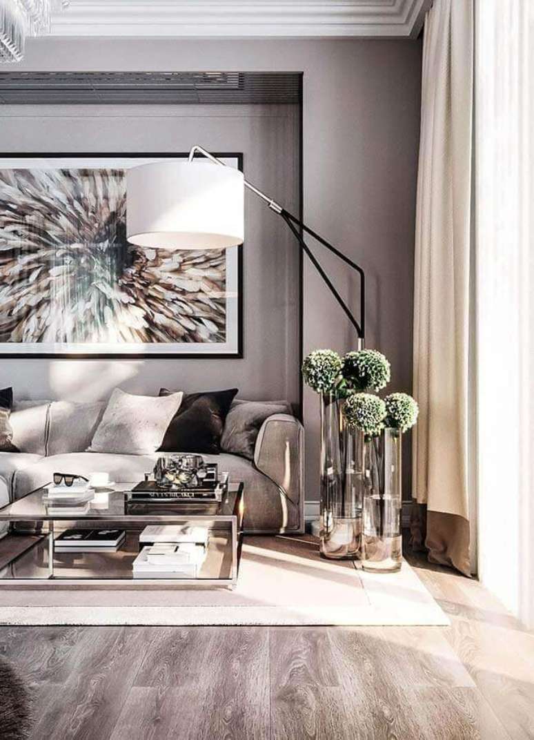 67. Sala de estar moderna decorada em tons de cinza com abajur grande de chão – Foto: Pinterest