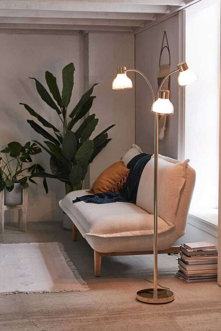 68. Abajur de chão diferente para decoração de sala com sofá sem braço – Foto: Home in Fashion