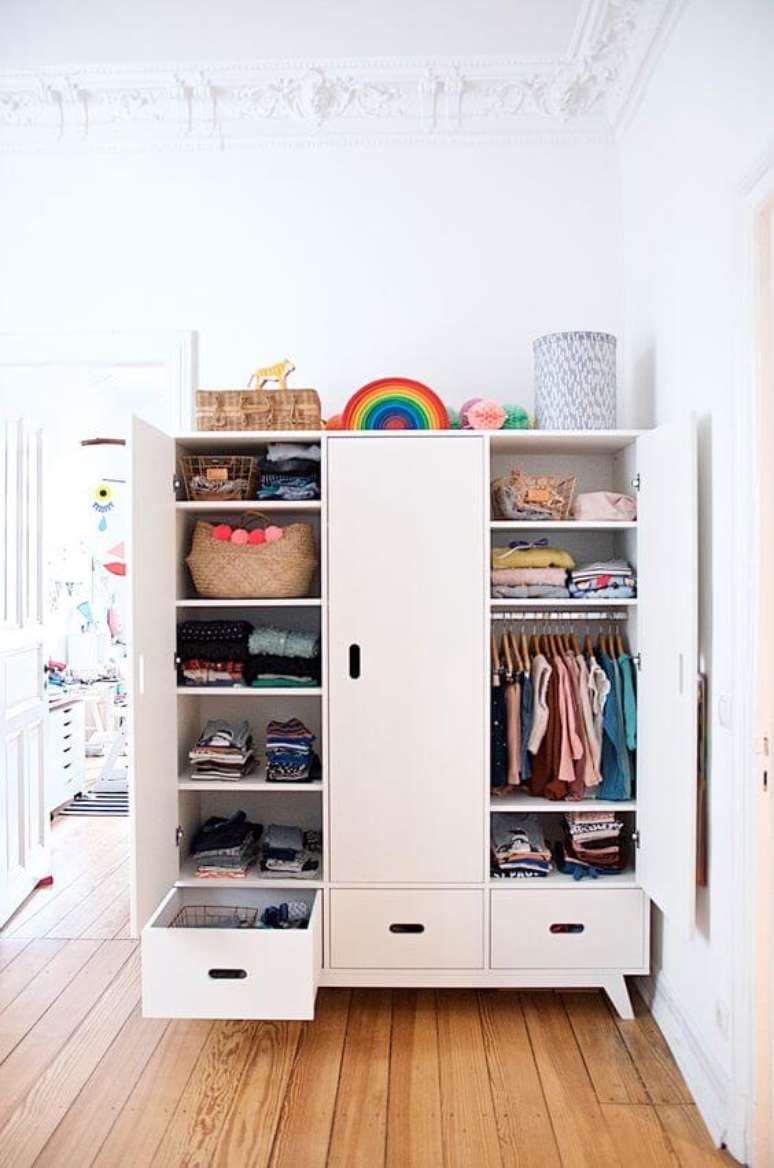 47. Guarda roupa infantil branco no quarto moderno – Via: Pinterest