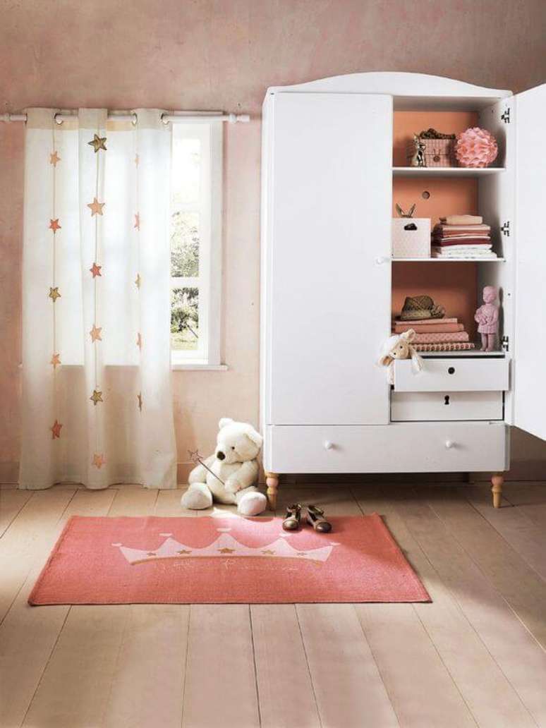 11. Guarda roupa infantil branco com tapete cor de rosa – Via: Pinterest