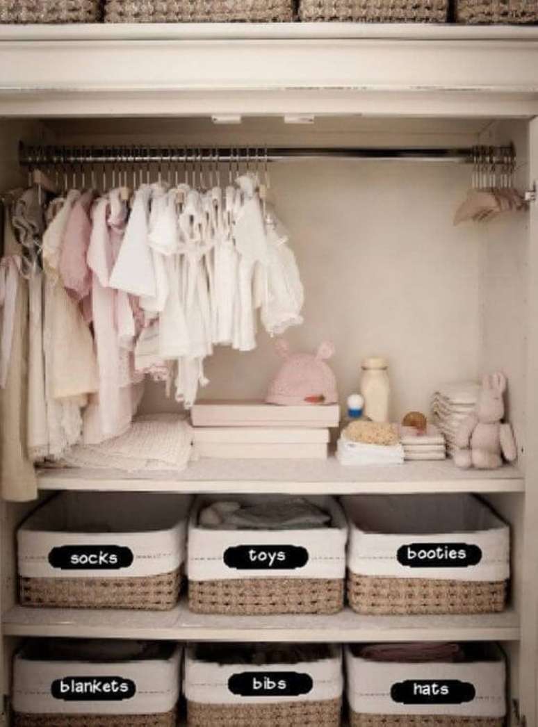 37. Guarda roupa infantil com caixas organizadoras – Via: Pinterest