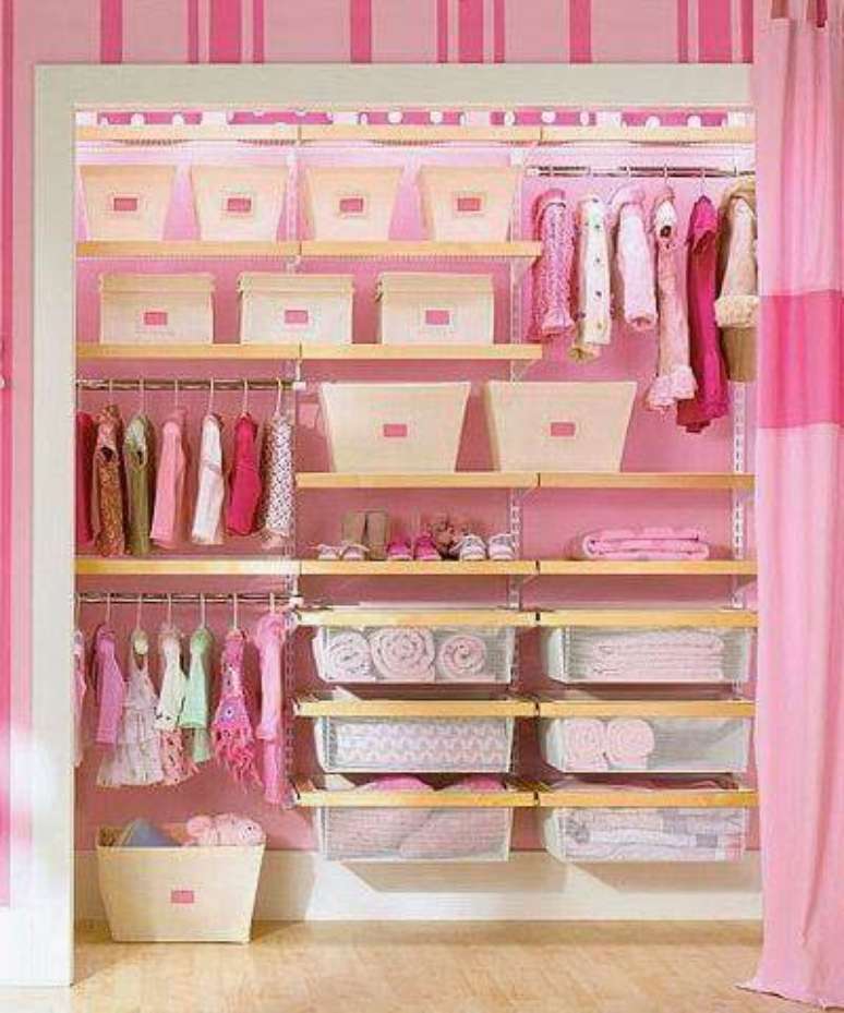 28. Guarda roupa infantil cor de rosa – Via: Revista VD