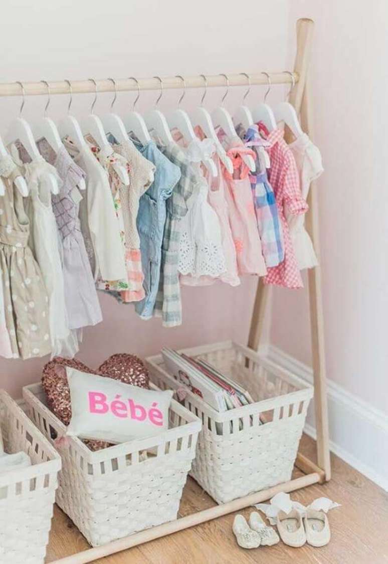 14. Aprenda como organizar guarda roupa infantil com caixas organizadoras – Via: Pinterest