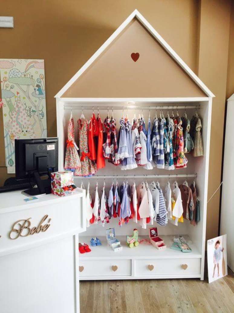 72. Guarda roupa infantil em formato de casinha – Via: Pinterest