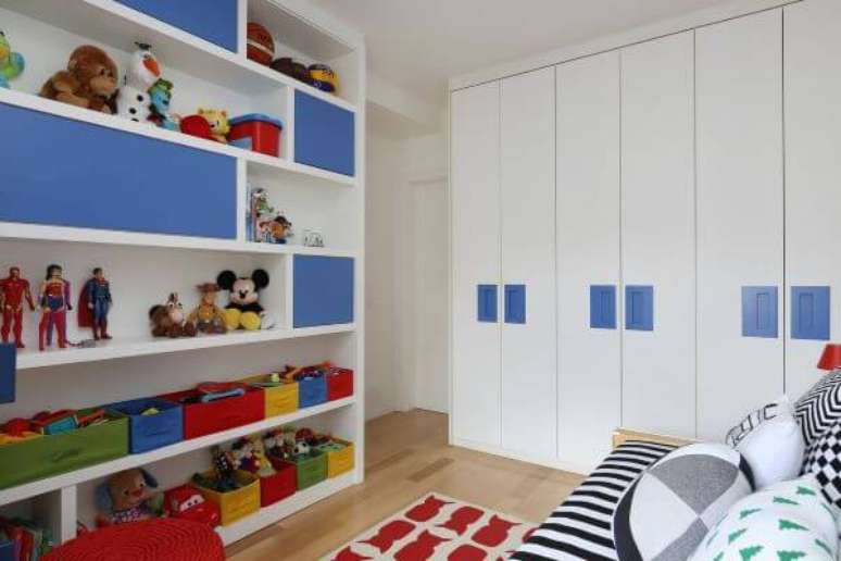 76. Guarda roupa infantil com estante colorida – Via: Quattrino Arquitetura