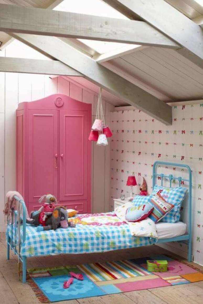 58. Guarda roupa infantil rosa com cama azul – Via: Pinterest