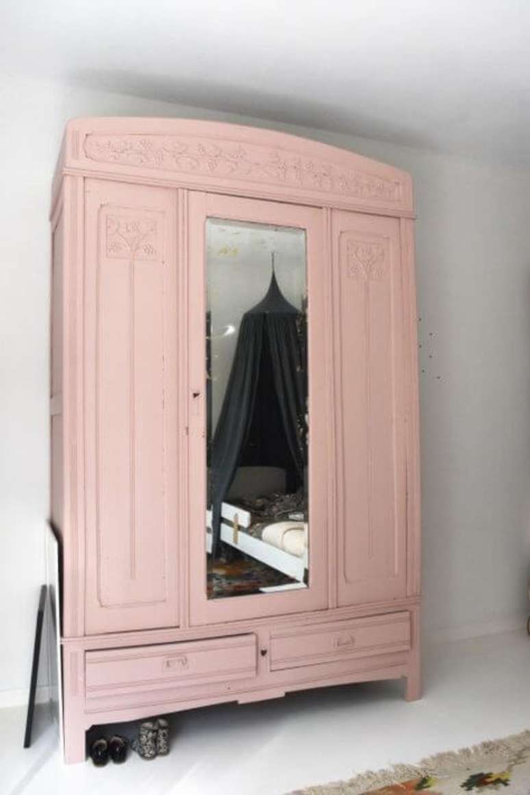 59. Guarda roupa infantil rosa com espelho – Via: Pinterest
