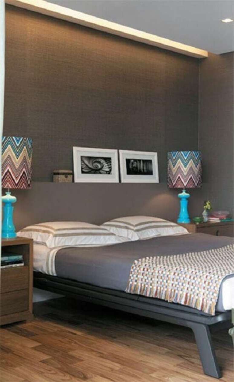 74. As cores do abajur para quarto de casal se destacaram na decoração toda cinza – Foto: Luanna Pimentel
