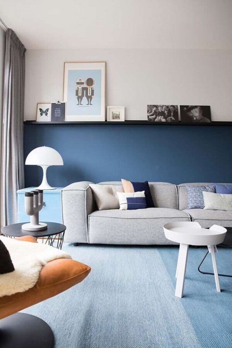 92. Abajur branco moderno para decoração de sala azul com sofá cinza – Foto: Planète Déco
