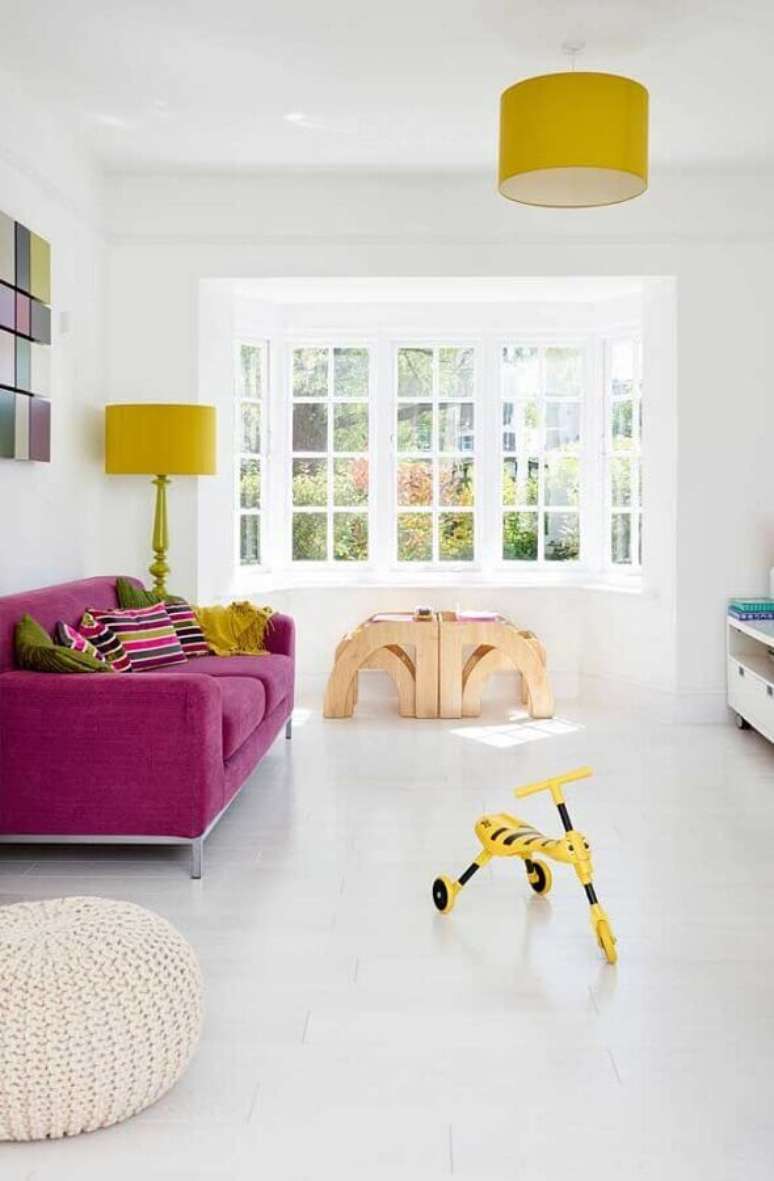 93. Sala branca decorada com sofá rosa e abajures e luminárias amarelas – Foto: Houzz