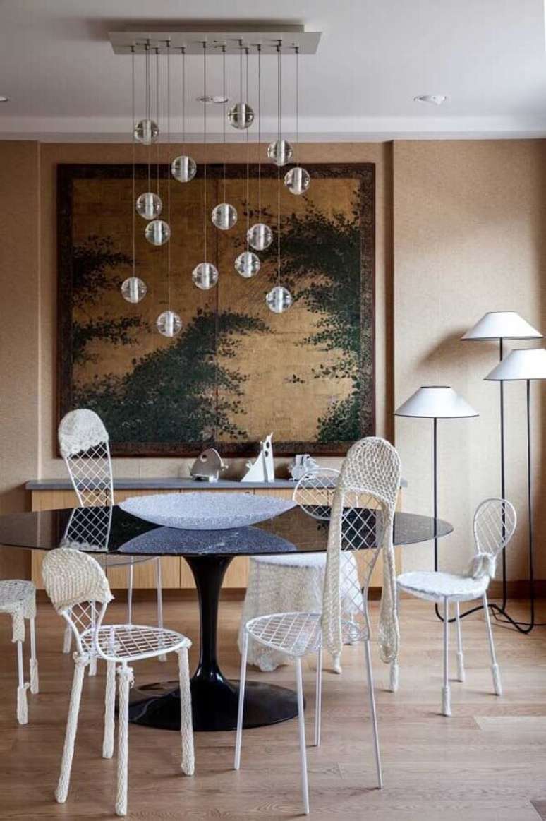 98. Sala de jantar decorada com abajur de chão diferente – Foto: Fabrice Aussef
