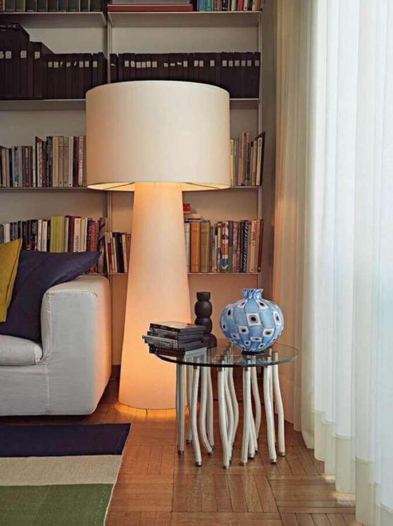 100. Modelo de abajur grande chão para decoração de sala de estar – Foto: Pinterest