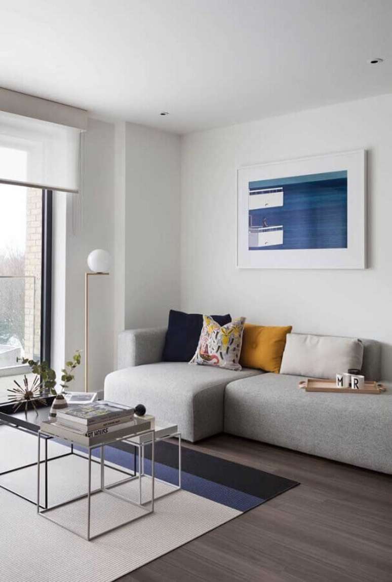 103. Sala minimalista decorada com abajur de chão moderno – Foto: Pinterest