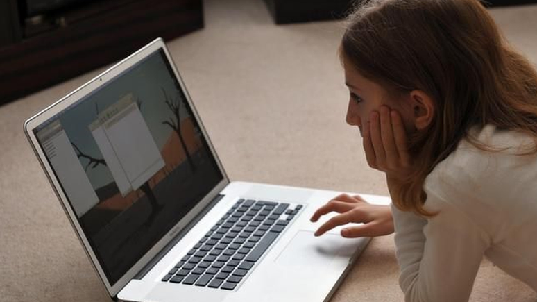 "A pandemia est&aacute; impondo um choque triplo nos jovens", afirma OIT. "N&atilde;o apenas ela est&aacute; destruindo seus empregos, mas tamb&eacute;m interrompendo sua educa&ccedil;&atilde;o e treinamento e colocando enormes obst&aacute;culos no caminho dos que est&atilde;o tentando entrar no mercado de trabalho."