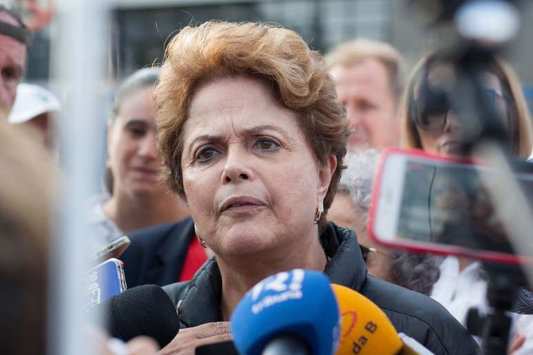 Justiça de MG condena cursinho a indenizar Dilma por 'como deixar de ser burro'