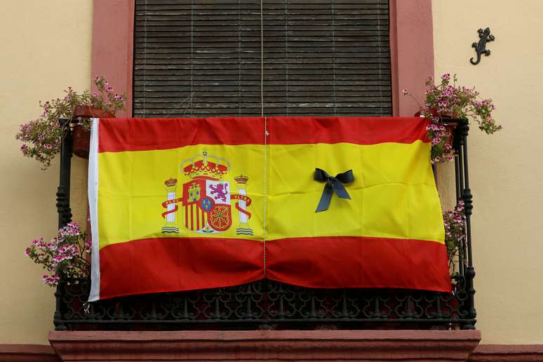 Bandeira da Espanha com marca de luto em varanda de apartamento em Ronda, na Espanha
26/05/2020
REUTERS/Jon Nazca