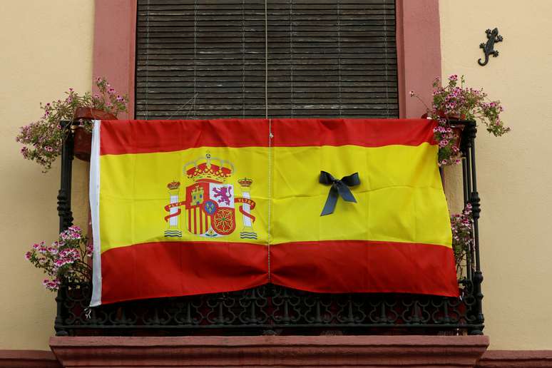 Bandeira da Espanha com marca de luto em varanda de apartamento em Ronda, na Espanha
26/05/2020
REUTERS/Jon Nazca