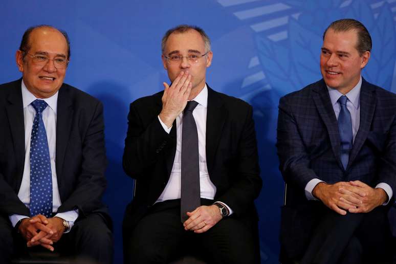 Ministro da Justiça, André Mendonça, entre os ministros do Supremo Dias Toffoli e Gilmar Mendes, no Palácio do Planalto
29/04/2020
REUTERS/Ueslei Marcelino