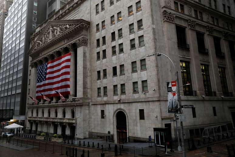 Fachada da Bolsa de Valores de Nova York. 13/04/2020. REUTERS/Andrew Kelly. 
