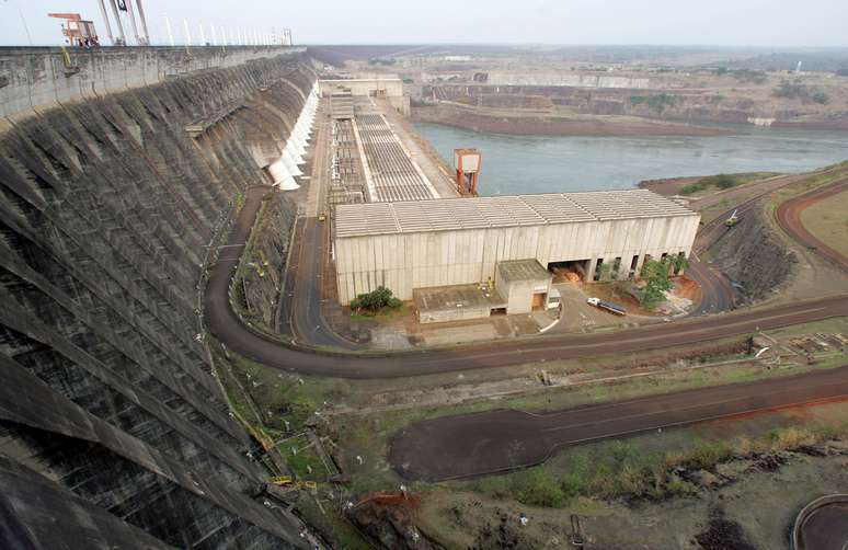 Vista da usina hidrel&eacute;trica de Itaipu, em Foz do Igua&ccedil;u (PR) 
20/09/2007
REUTERS/Paulo Whitaker