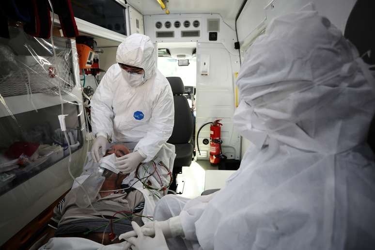 Paciente infectado com coronavírus é transferido para hospital em Manaus
12/05/2020
REUTERS/Bruno Kelly