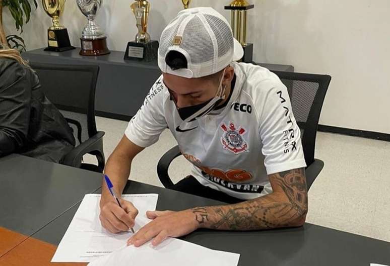 Gabriel Pereira, um dos revelados pela categoria de base do Timão, renovou o contrato (Foto: Reprodução/Instagram)