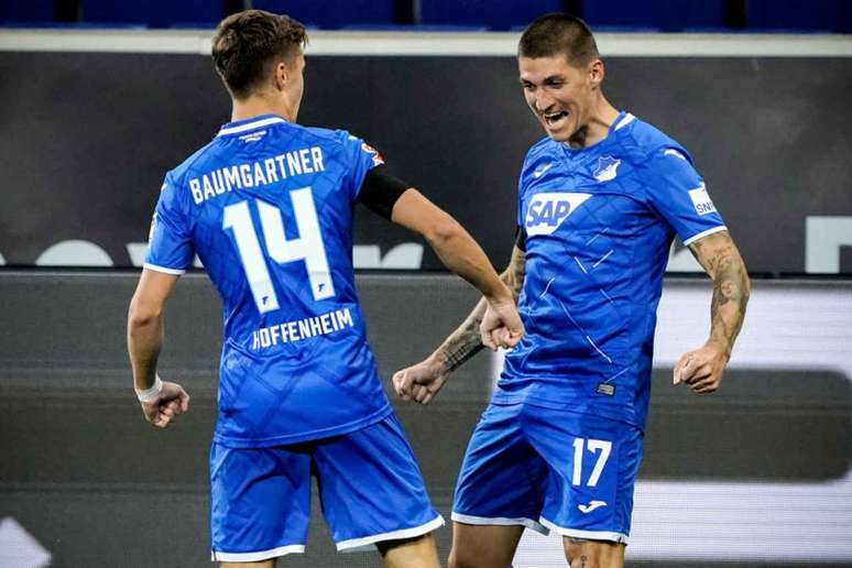 Baumgartner, camisa 14, foi o craque do Hoffenheim na partida (Foto: RONALD WITTEK / AFP)