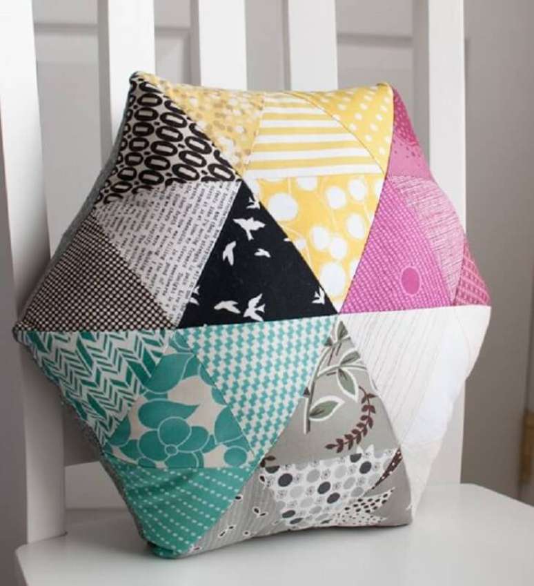 8. Aproveite os retalhos de tecidos para fazer almofadas coloridas e super diferentes – Foto: Pinterest