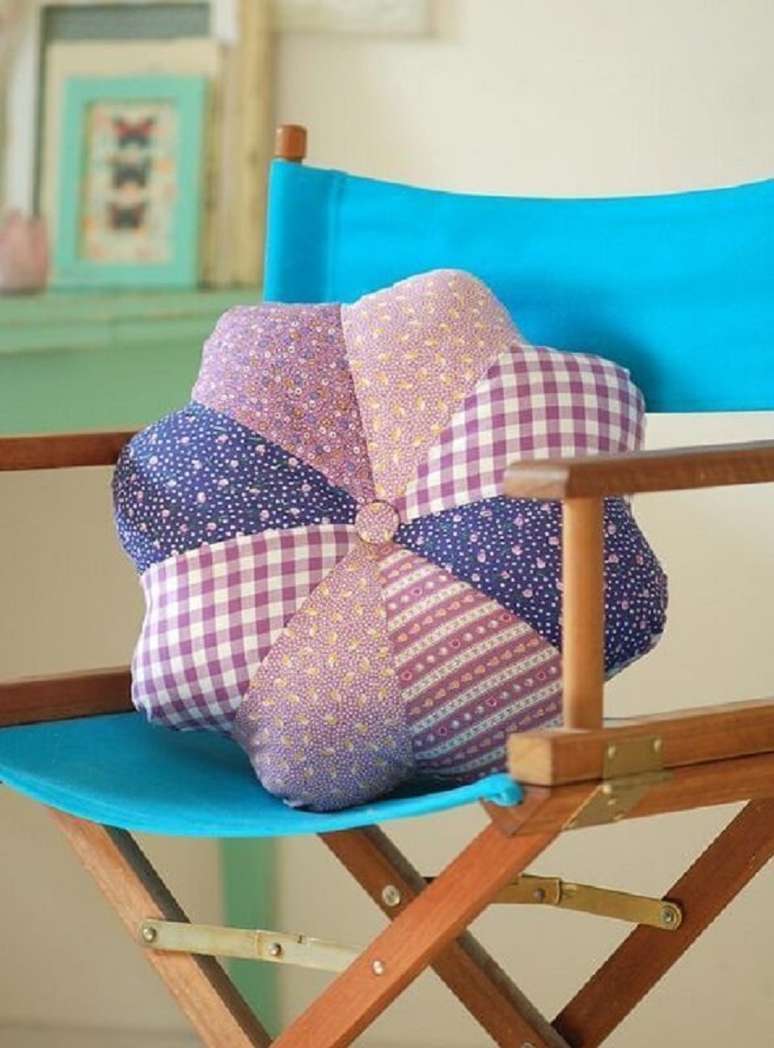 11. Cadeira azul de madeira decorada com delicada almofada feita com retalhos de tecidos em tons de roxo e lilás – Foto: Pinterest