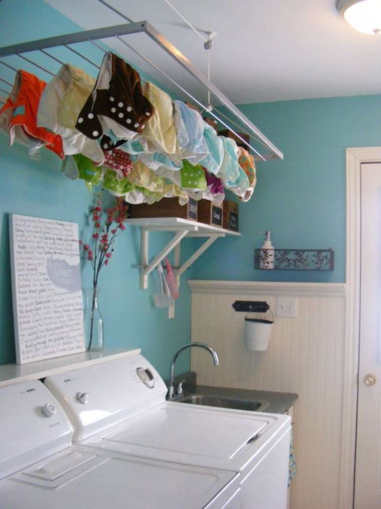 2. Como instalar varal de teto na lavanderia – Via: Pinterest
