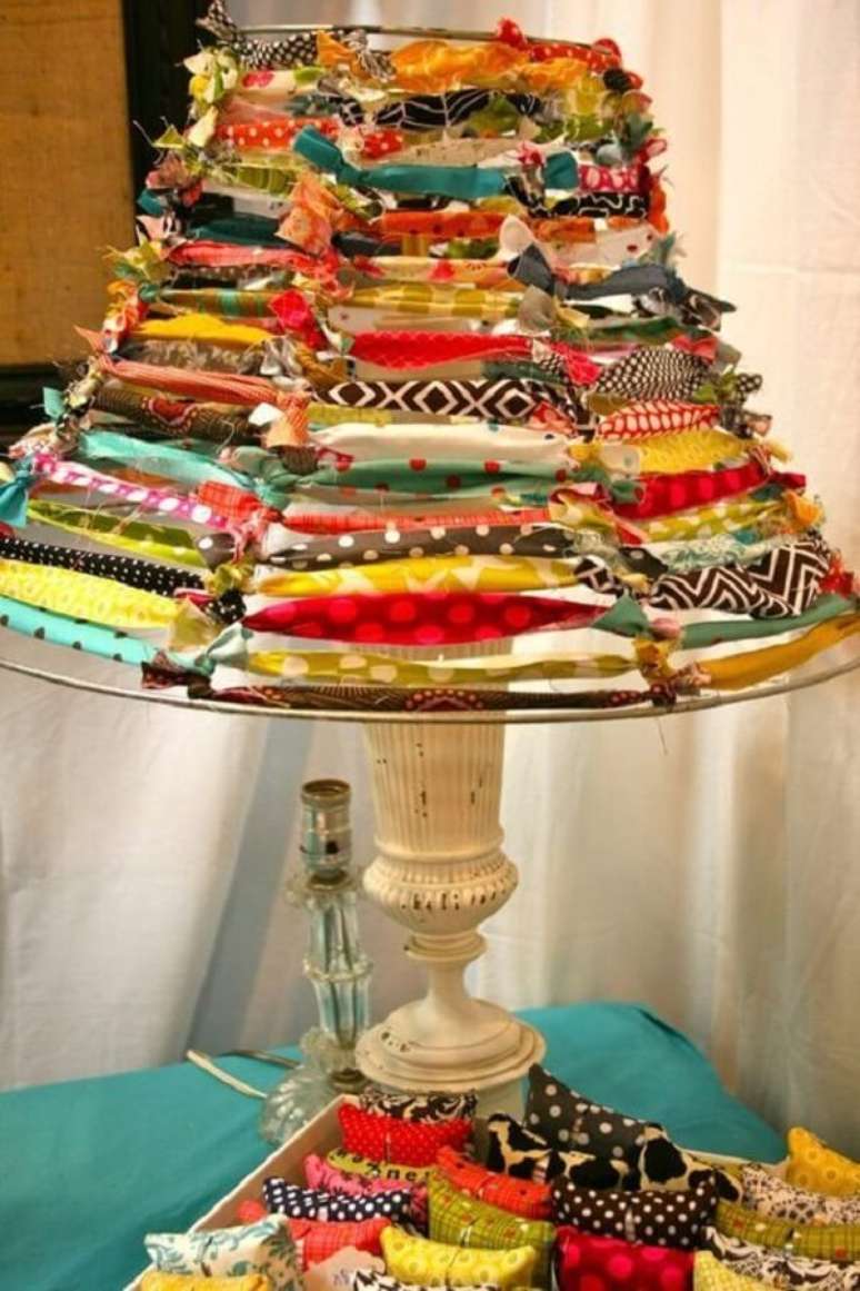 14. Modelo simples de cúpula de abajur colorido feita com retalhos de tecidos – Foto: Pinterest