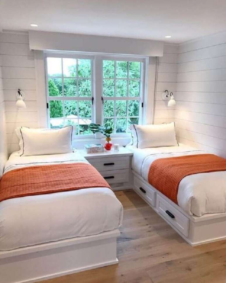 24. Decoração de quarto simples e bonito com duas camas – Foto: Casa Tres Chic