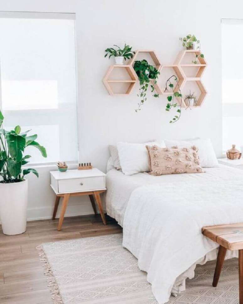27. Decoração minimalista com vasos de plantas e nicho colmeia para quarto simples e bonito – Foto: Om & the City