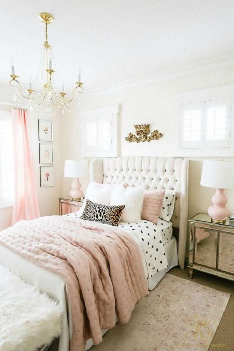 37. Decoração romântica para quarto de casal bonito branco e rosa com cabeceira estofada em acabamento capitonê – Foto: Pinterest