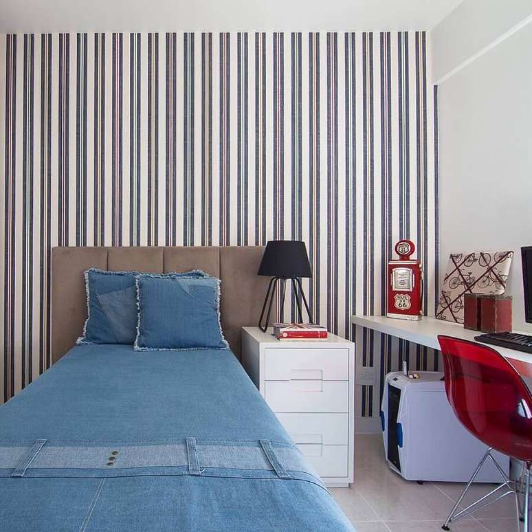 14. Papel de parede listrado para decoração de quarto simples e bonito masculino com bancada de estudos – Foto: Pinterest