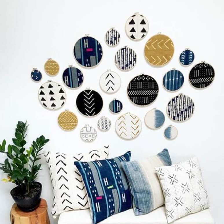 6. Parede decorada com retalhos de tecidos &ndash; Foto: Lonny