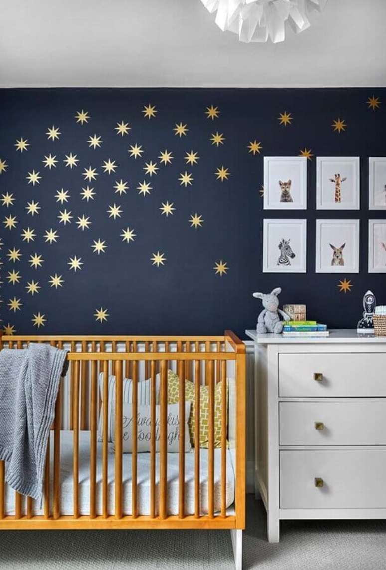 10. Quarto de bebê bonito decorado com estrelinhas douradas em parede azul marinho – Foto: Home Fashion Trend