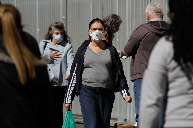 Movimentação de pedestres usando máscaras de proteção facial na Avenida Paulista durante o período de quarentena 