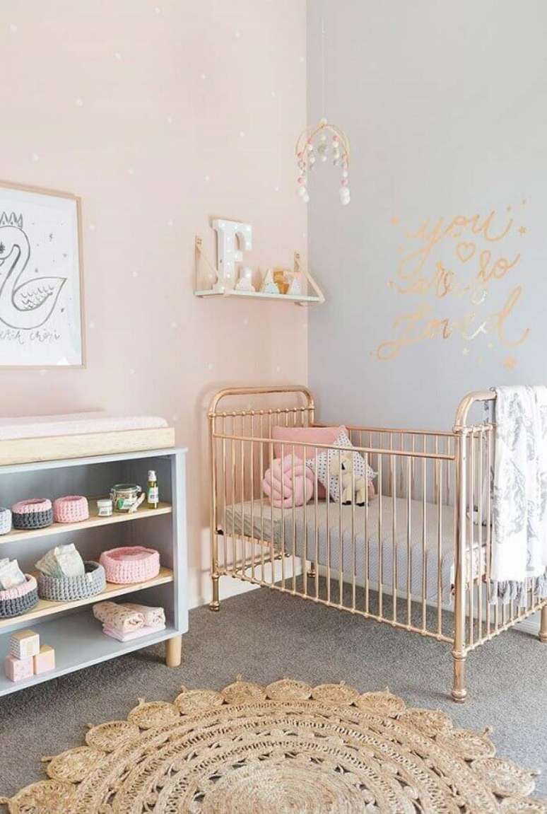 63. Tons pastéis e berço de ferro com acabamento rose gold para decoração de quarto de bebê simples e bonito – Foto: Ideias Decor