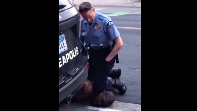 A filmagem mostrou um policial ajoelhado no pescoço de George Floyd.