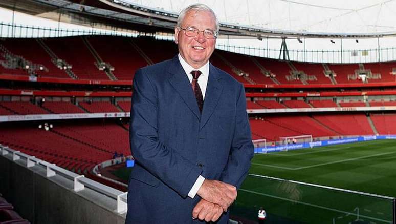 Chips Keswick encerra longa carreira de dirigente dentro do Arsenal