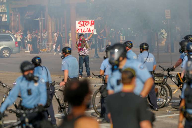 Manifestantes protestam contra polícia de Mineápolis após morte de homem negro 
27/05/2020
REUTERS/Eric Miller