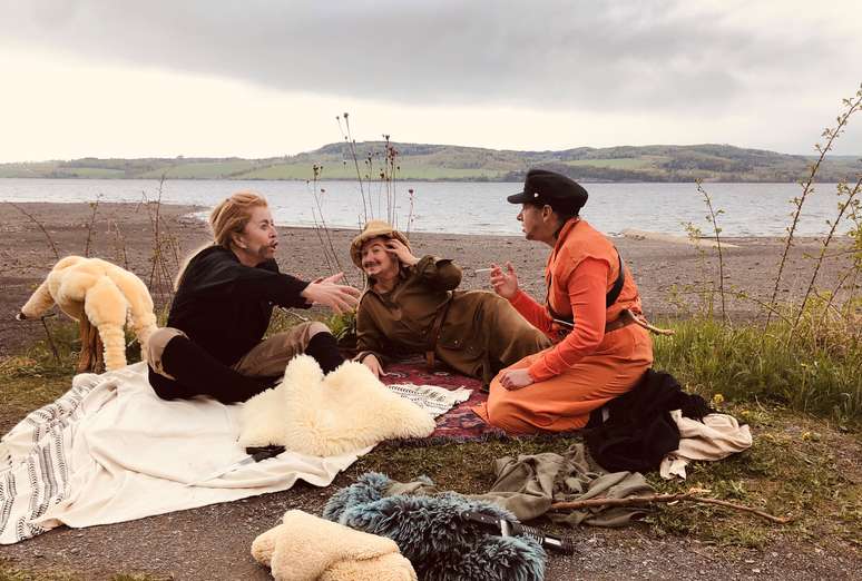 Grupo recria tela "Ca&ccedil;adores descansando", de Vasily Perov 
28/05/2020
Natalia Eriksen Harvey/Handout via REUTERS 