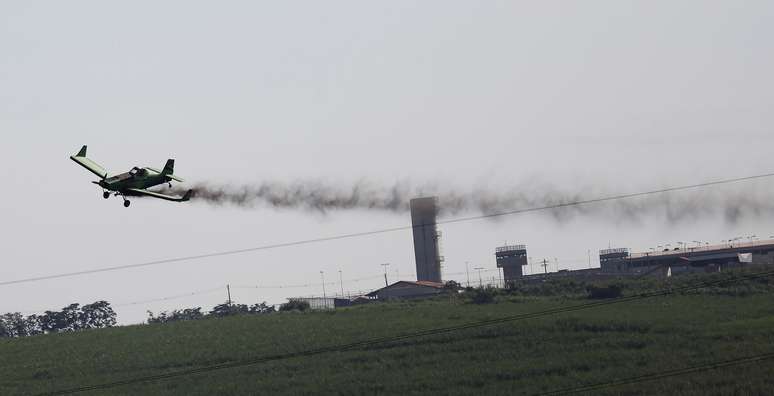 Aeronava aplica fertilizante em plantio de cana em Piracicaba (SP) 
28/02/2018
REUTERS/Nacho Doce