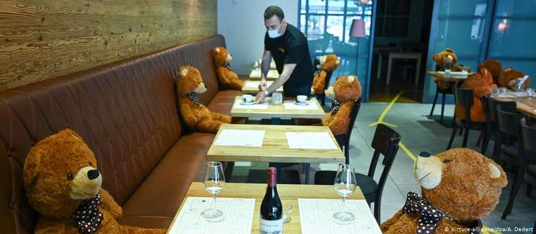 Companheiros felpudos: em restaurante de Hofheim, ursinhos ajudam no distanciamento