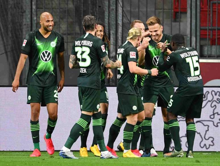 Apesar do bom momento do Leverkusen, Wolfsburg goleou rival por 4 a 1 fora de casa (Foto: MARIUS BECKER / AFP)